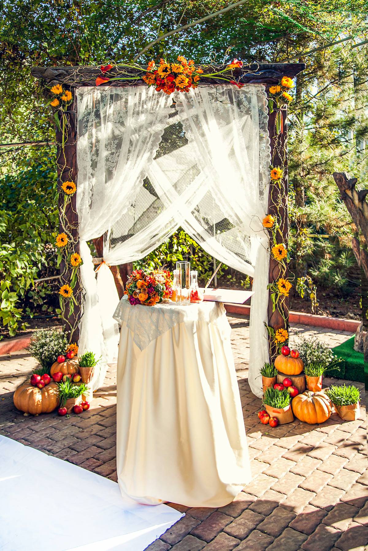 Autumn decorations for the wedding ceremony. Wedding arch for off-site wedding ceremony, decorated in autumn theme.