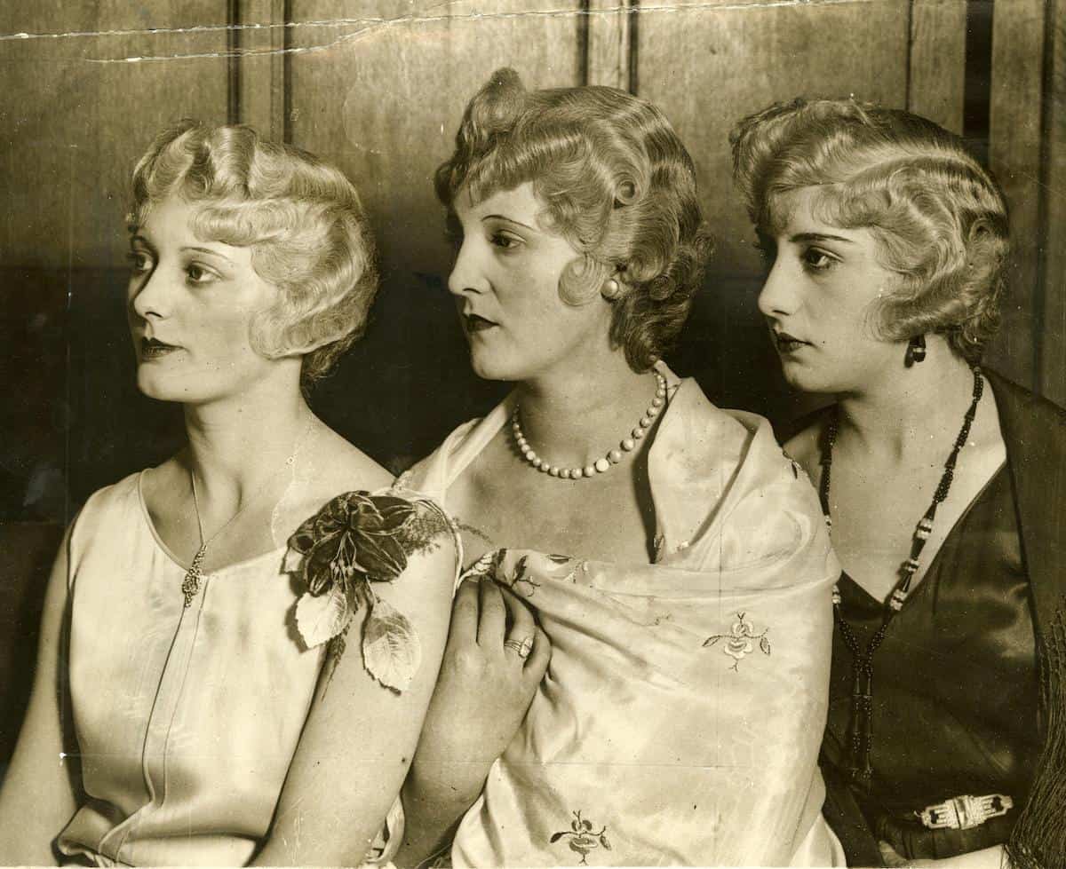 2M99532 Curled hair in typical coiffures of 1930.